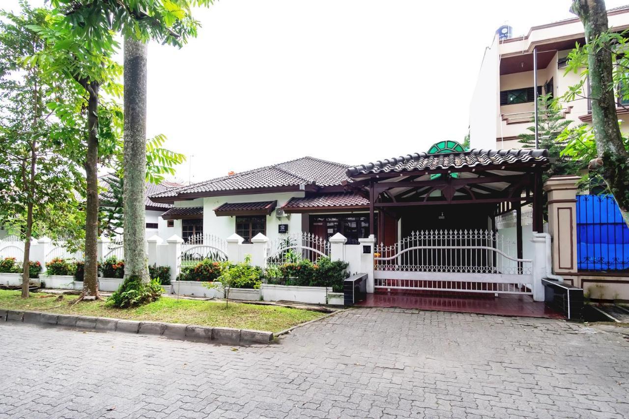 OYO Life 2843 Raz House Syariah Hotel Medan Kültér fotó