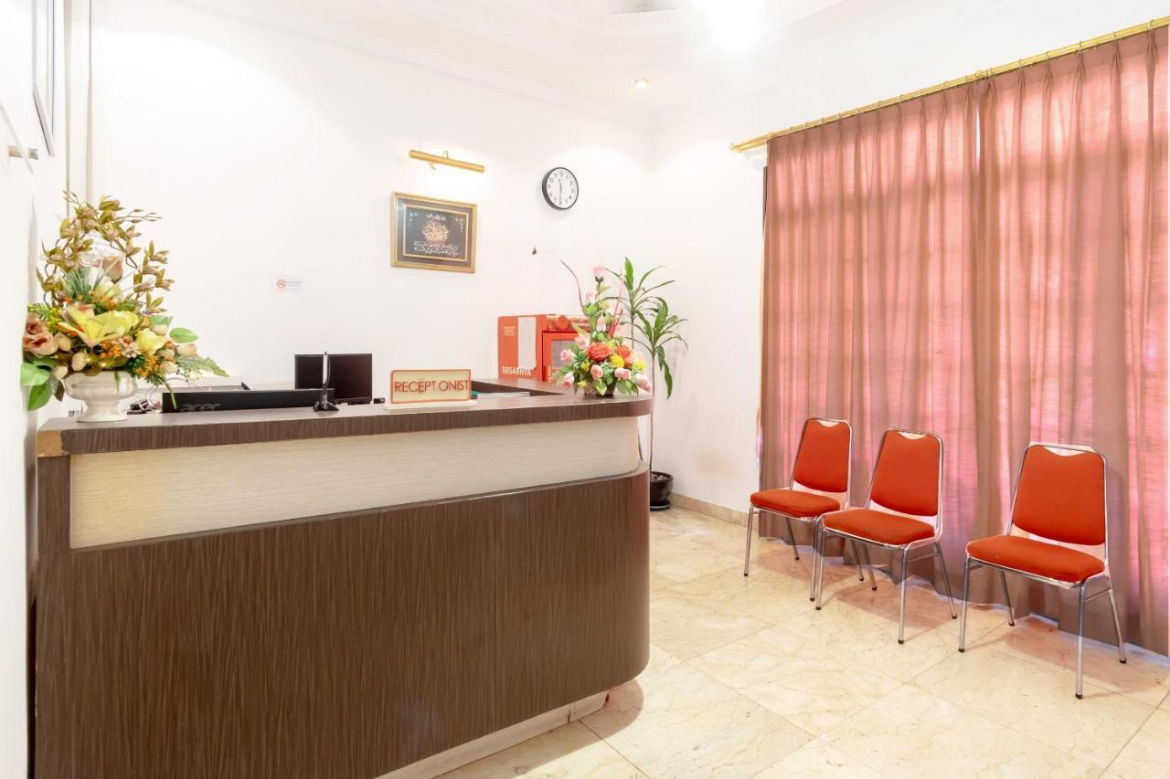 OYO Life 2843 Raz House Syariah Hotel Medan Kültér fotó