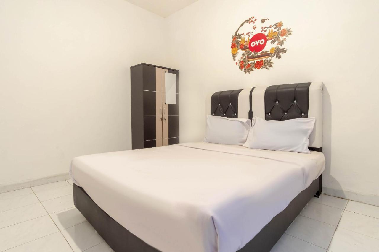 OYO Life 2843 Raz House Syariah Hotel Medan Kültér fotó