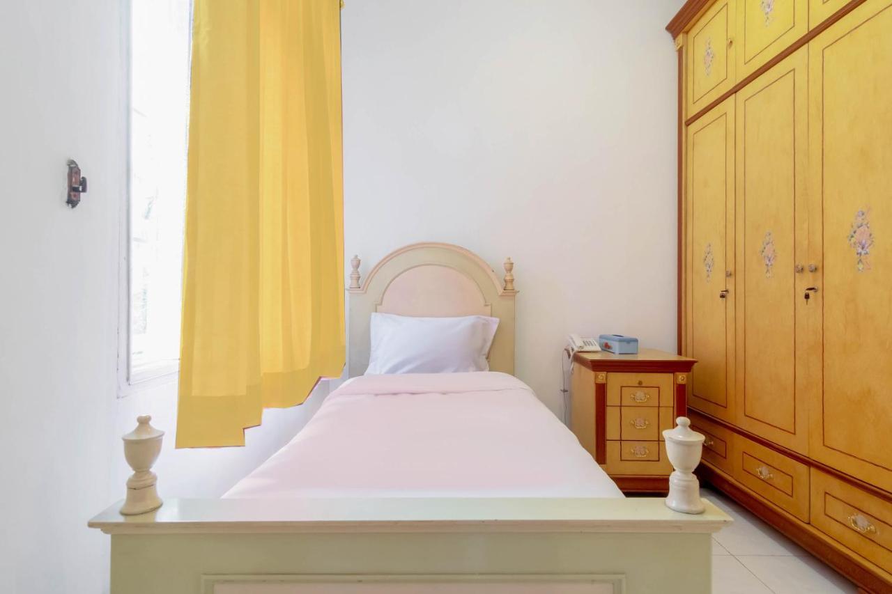 OYO Life 2843 Raz House Syariah Hotel Medan Kültér fotó